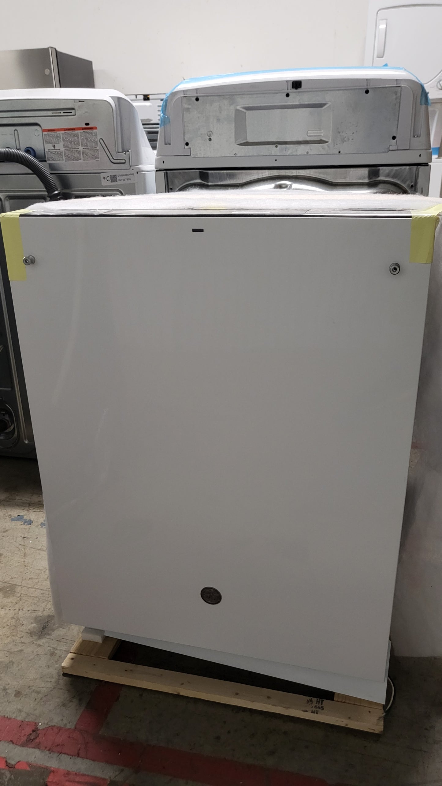 GE Top Control with Plastic Interior Dishwasher - GDT550PGRWW