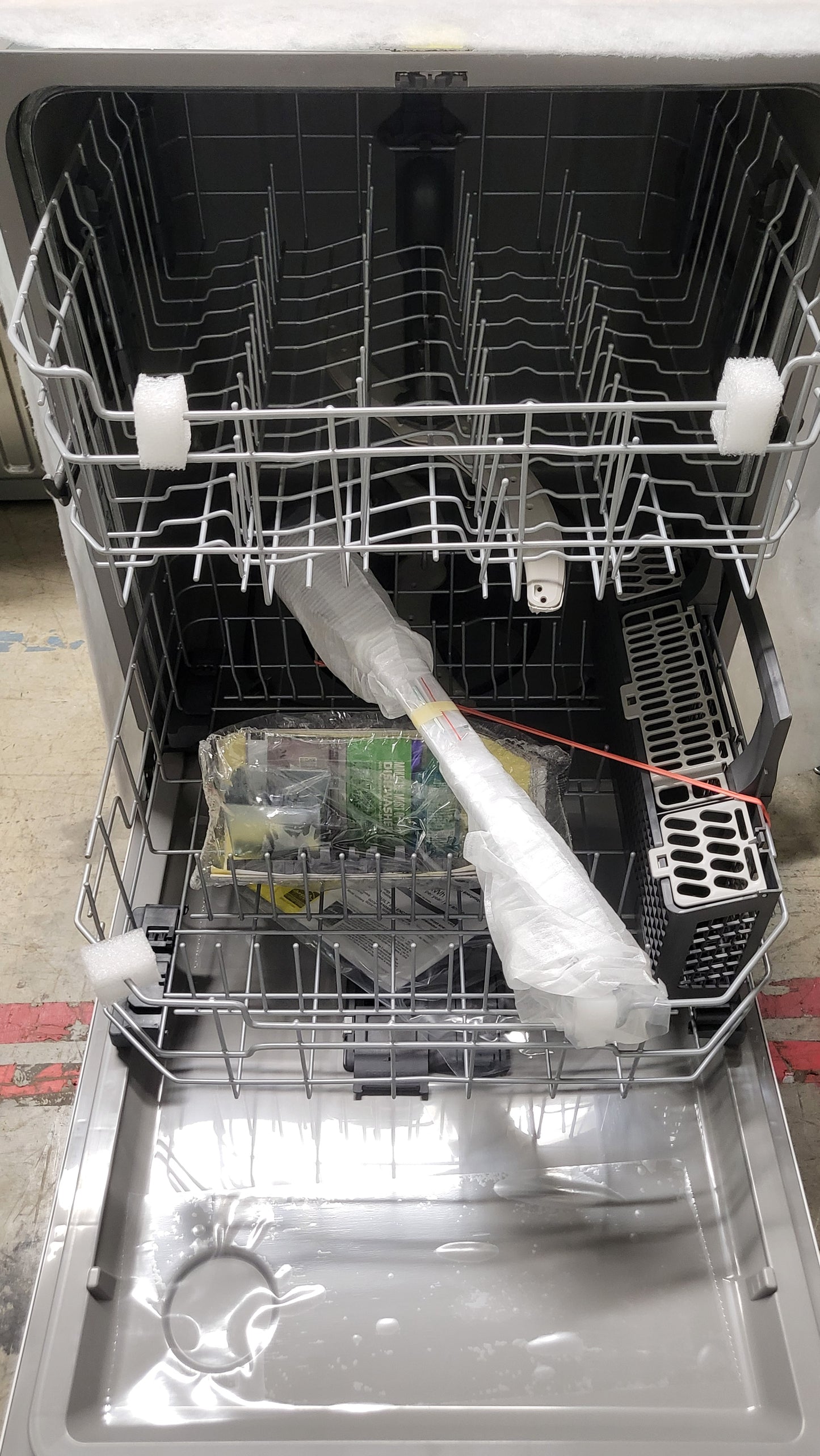 GE Top Control with Plastic Interior Dishwasher - GDT550PGRWW
