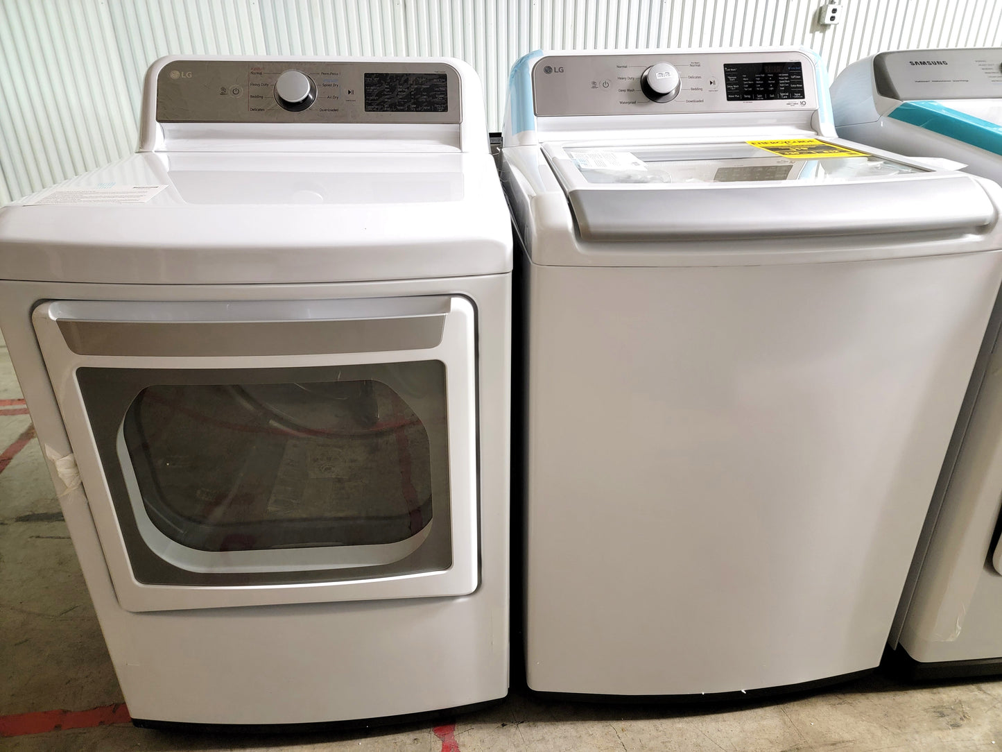 LG TurboWash3D 5.5 cu ft High Efficiency Smart Top-Load Washer & LG EasyLoad 7.3 cu ft Smart Gas Dryer Set (White) ENERGY STAR - WT7400CW/DLG7401WE