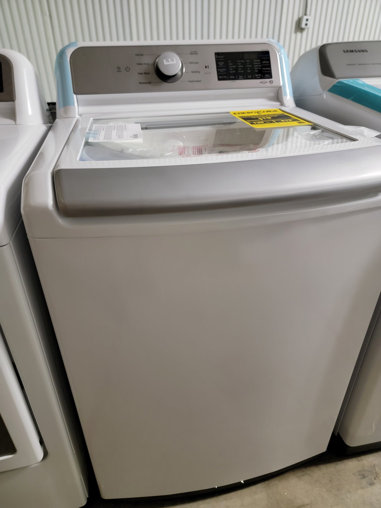 LG TurboWash3D 5.5 cu ft High Efficiency Smart Top-Load Washer & LG EasyLoad 7.3 cu ft Smart Gas Dryer Set (White) ENERGY STAR - WT7400CW/DLG7401WE