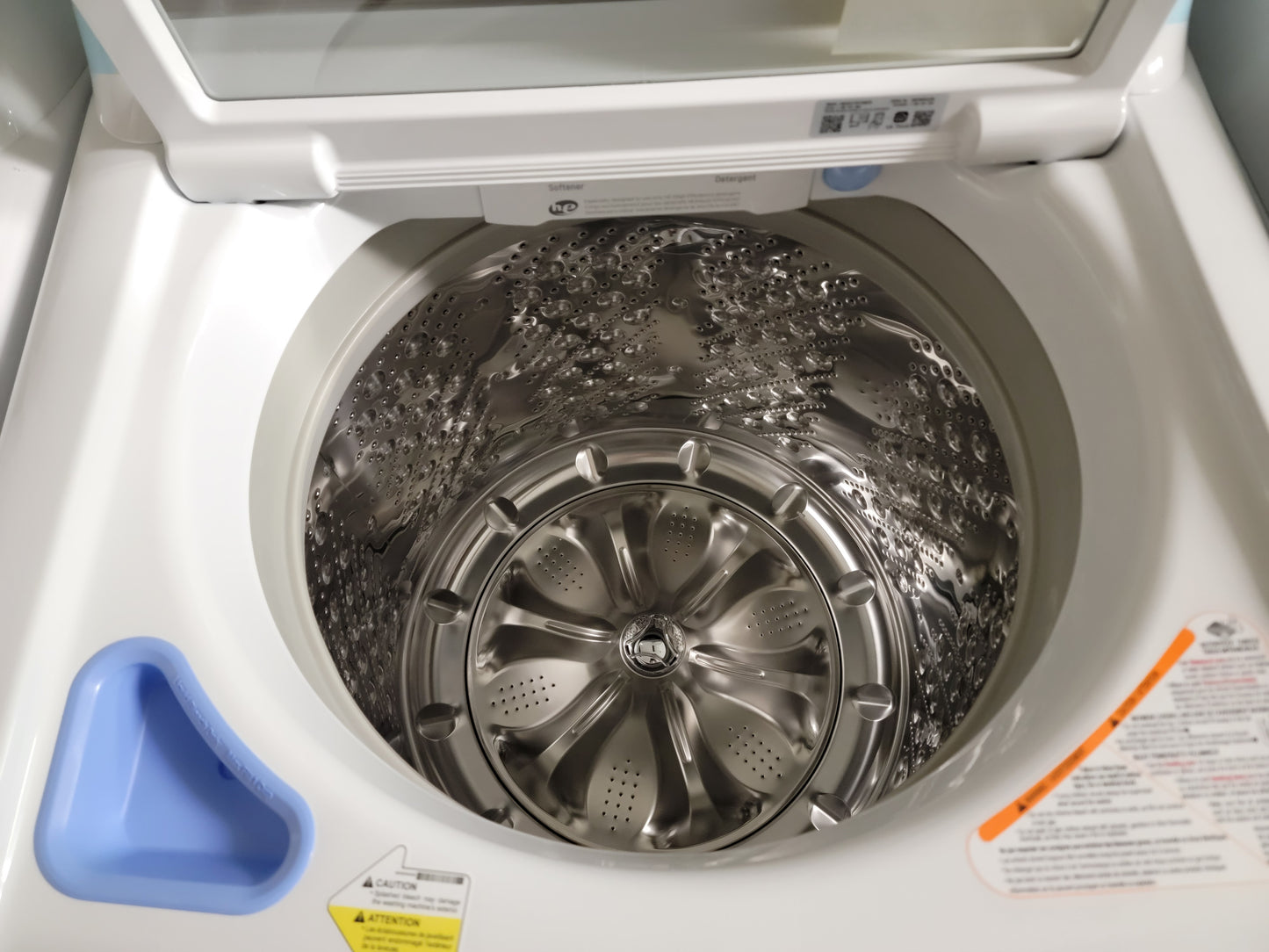 LG TurboWash3D 5.5 cu ft High Efficiency Smart Top-Load Washer & LG EasyLoad 7.3 cu ft Smart Gas Dryer Set (White) ENERGY STAR - WT7400CW/DLG7401WE