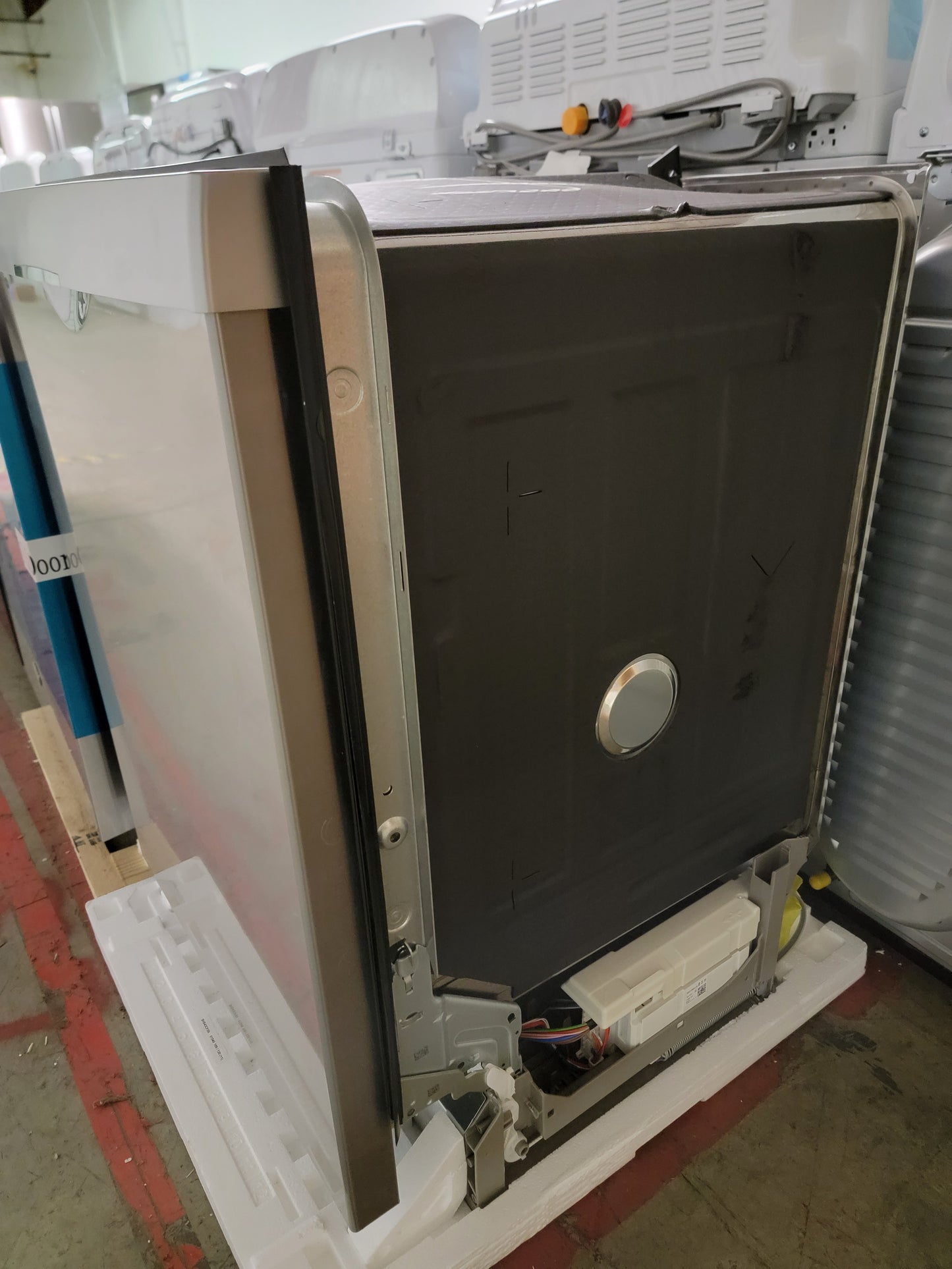 Bosch 300 Series Top Control 24-in Smart Built-In Dishwasher /w Third Rack - SHS43CF5N