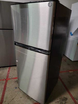 GE 11.6 cu. ft. Top-Freezer Refrigerator - GPE12FSKSB