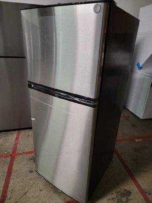 GE 11.6 cu. ft. Top-Freezer Refrigerator - GPE12FSKSB