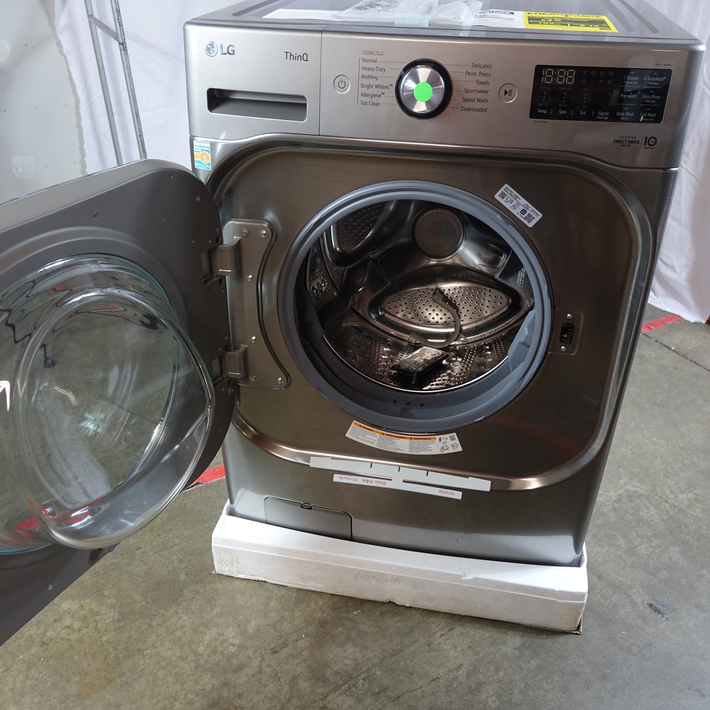 LG 5.2cu Stackable Front Load Washer w/ Steam - WM8980HVA