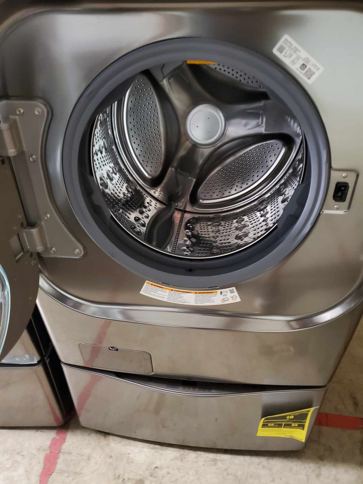 LG 5.2cu Mega Capacity Front Load Washer & 9.0cu Electric Dryer - Graphite Steel